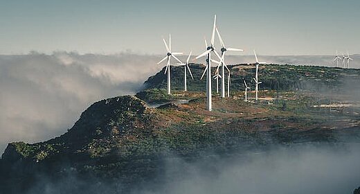éoliennes dans les montagnes